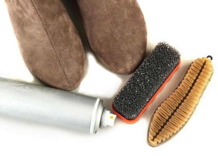 cara membersihkan sepatu suede