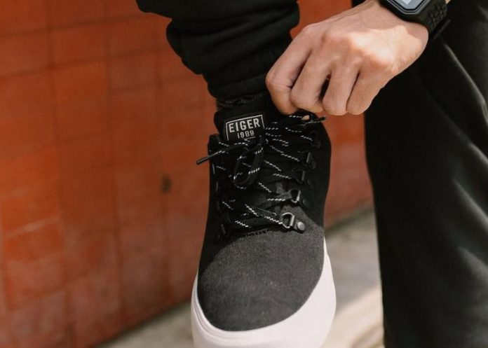 cara membersihkan sepatu suede