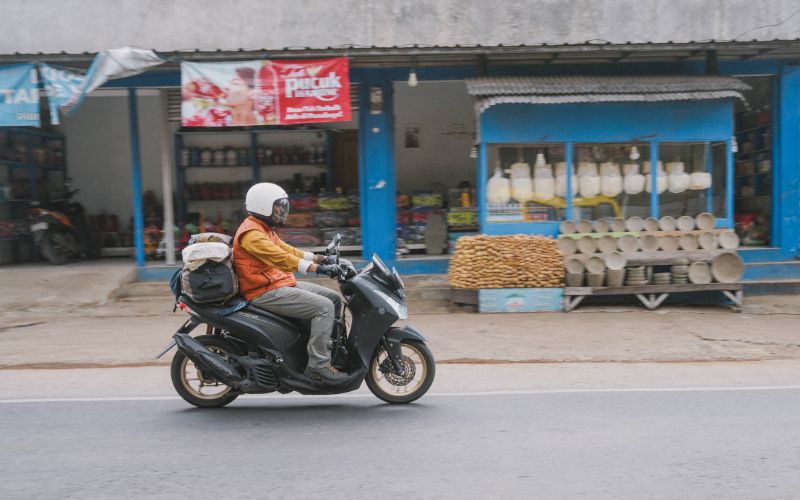 larangan naik motor pakai sandal jepit