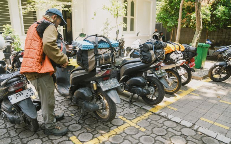 larangan naik motor pakai sandal jepit