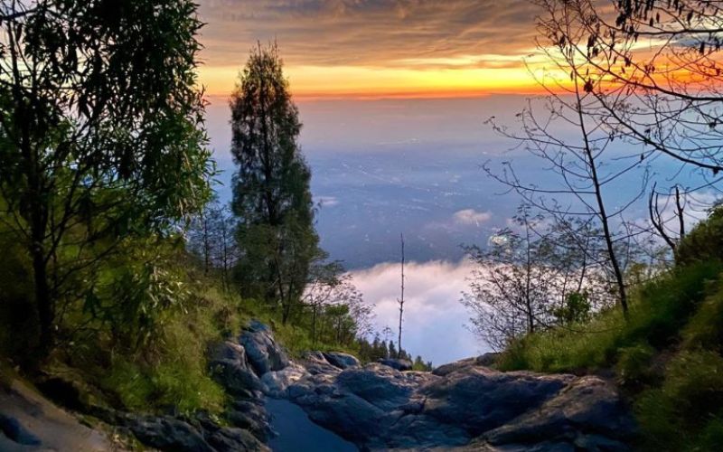 Jalur pendakian gunung agung