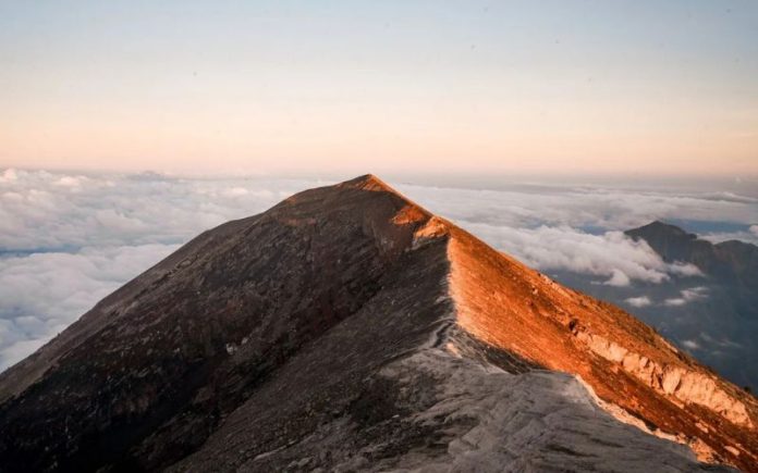 Jalur pendakian gunung agung