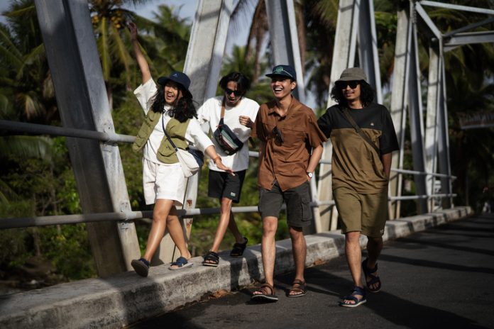 sandal traveling pria