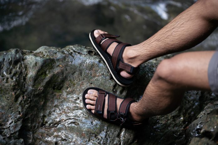 sandal traveling pria