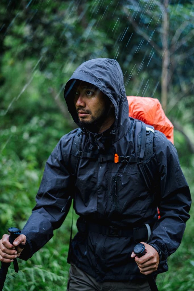 Jaket Raincoat, Kaos Quick Dry, dan Celana Antiair