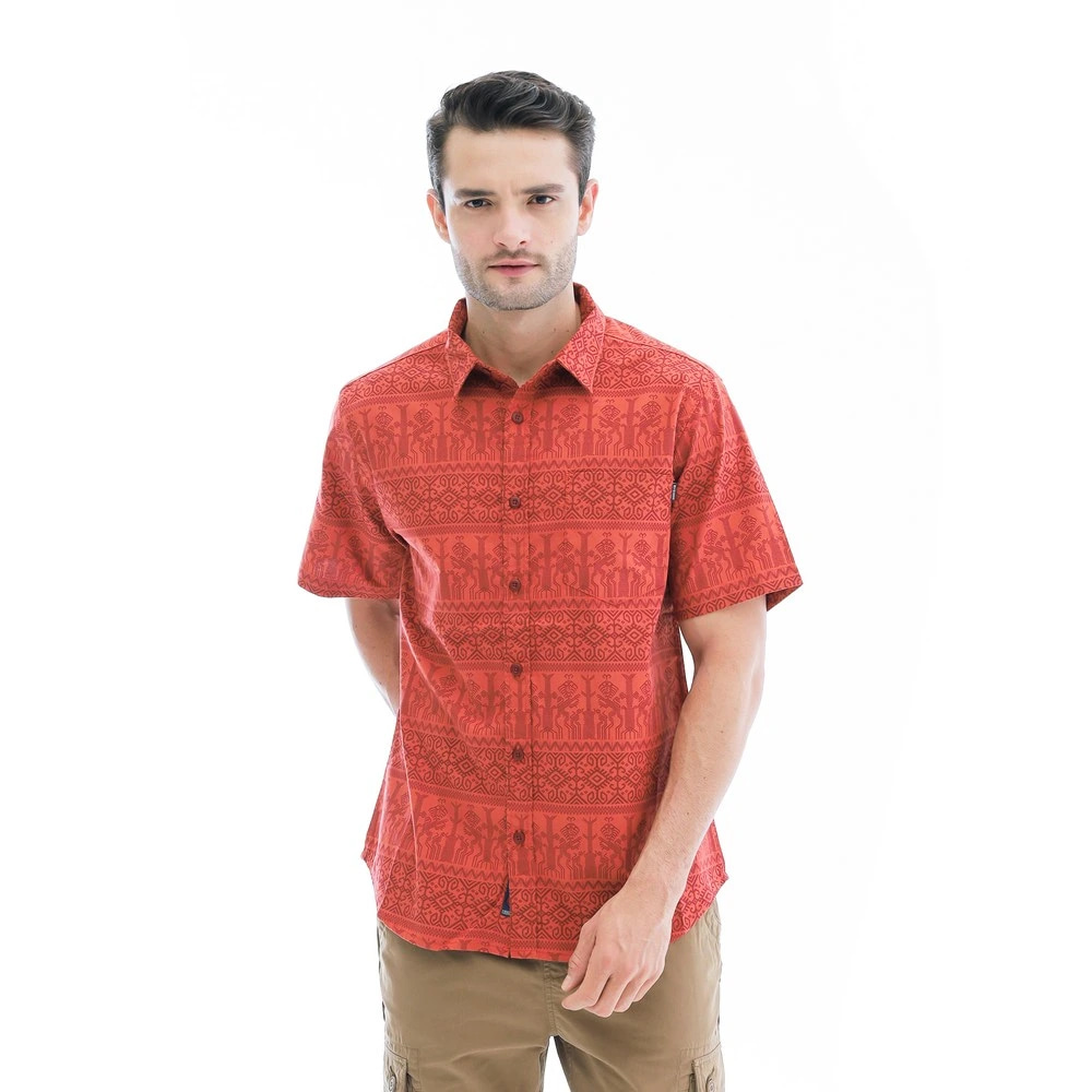 Kemeja Etnik Merah dan Celana Cargo Khaki