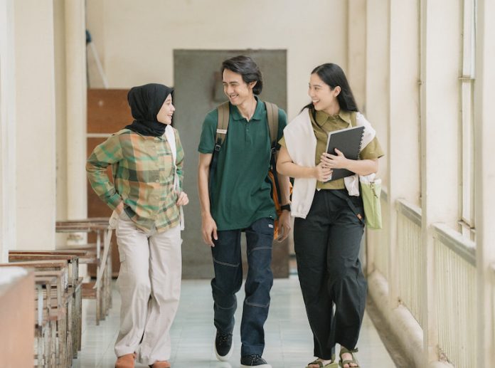 celana cream cocok dengan baju warna apa