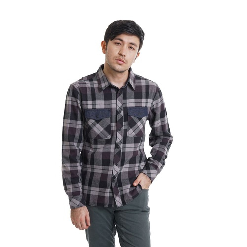 Kemeja Flanel dengan Jeans
