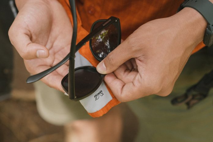 cara membersihkan kacamata