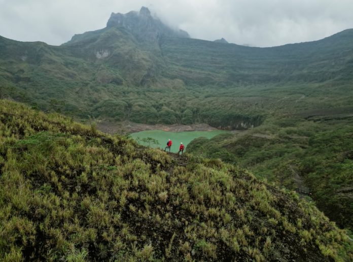 gunung yang ada danaunya