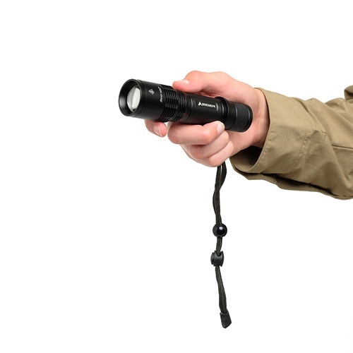 Alpha Torch adalah salah satu senter terbaik untuk naik gunung dari EIGER