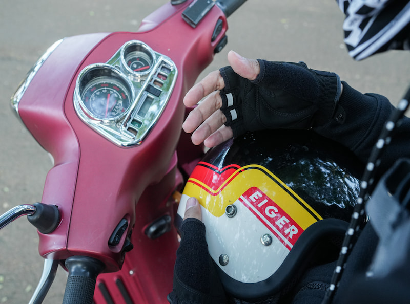 Daftar Peralatan Naik Motor