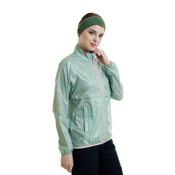 Womens Saron Windbreaker Jacket merupakan jaket jogging dari EIGER