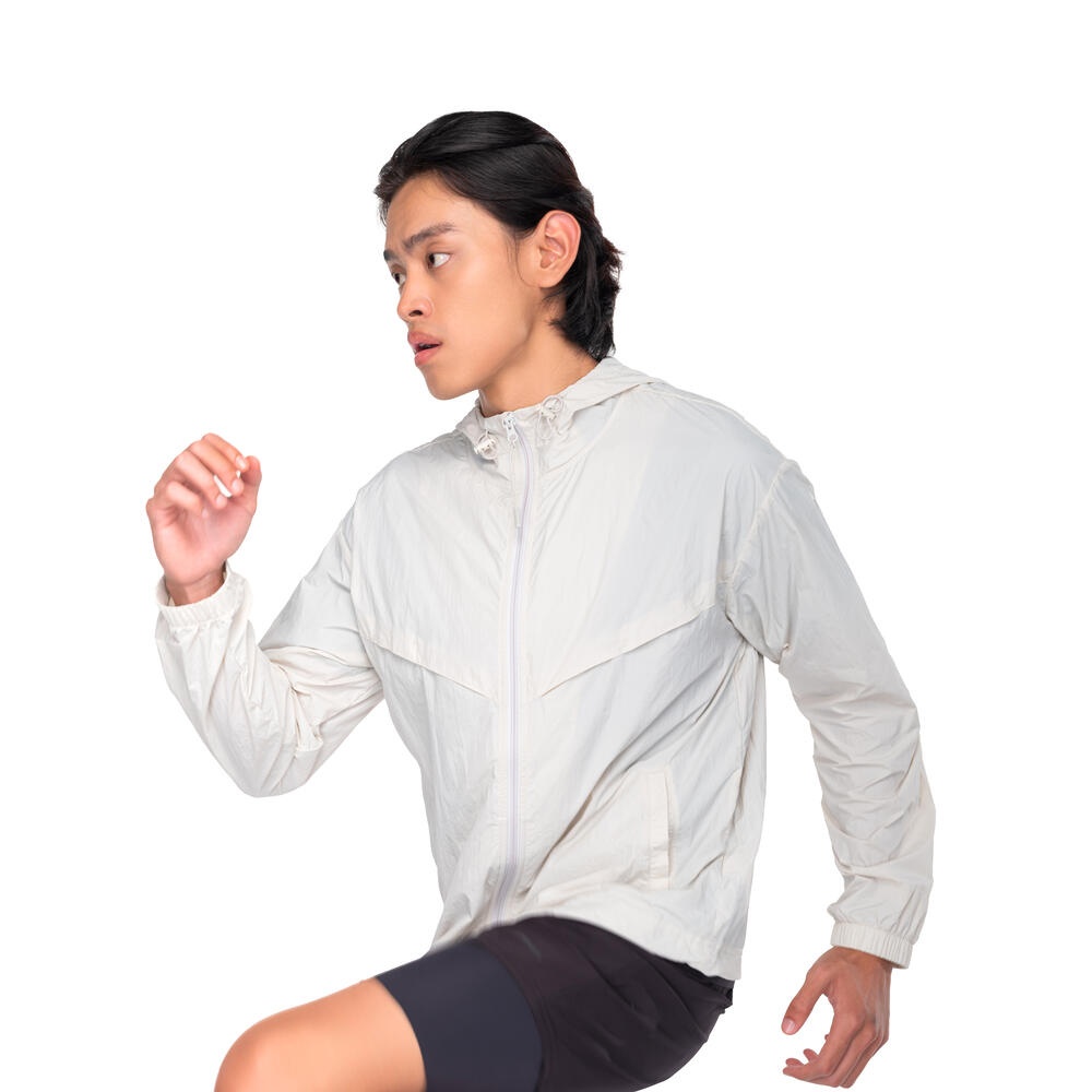 Jaket Parasut dari EIGER untuk outfit lari pria