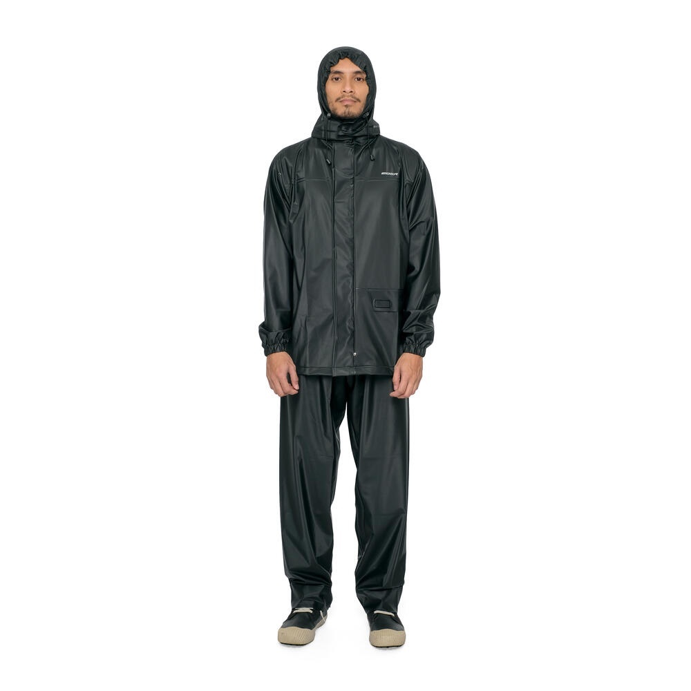 Downpour Raincoat merupakan mantel hujan dari EIGER