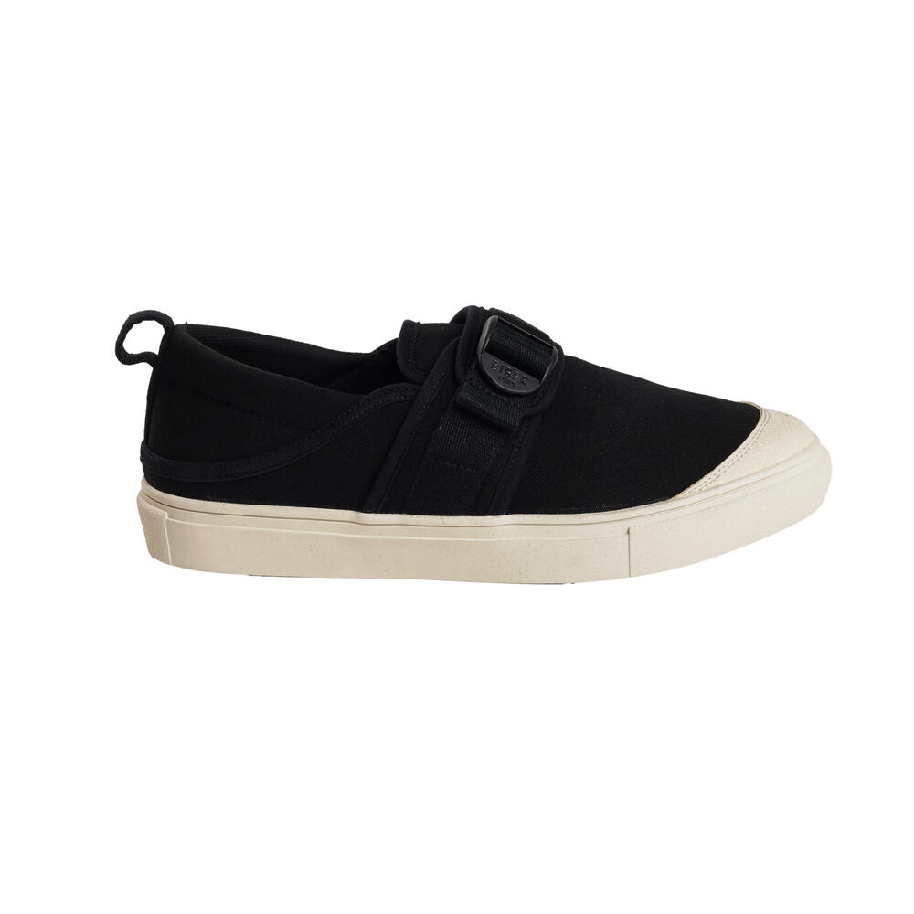 Salvage Slip On merupakan sepatu sekolah warna hitam dari EIGER