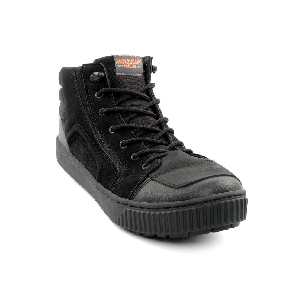 Gaea Mid Cut 2.0 merupakan sepatu hitam pria dari EIGER