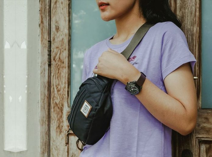 tas hitam wanita